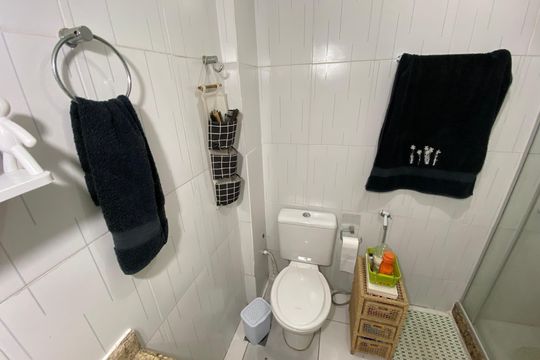 Banheiro de apartamento à venda com 2 quartos, 57m² em Tanque, Rio de Janeiro