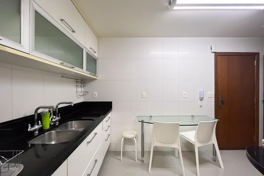Cozinha  de apartamento à venda com 3 quartos, 100m² em Leme, Rio de Janeiro
