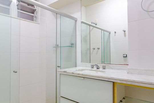 Banheiro da suíte  de apartamento à venda com 3 quartos, 100m² em Leme, Rio de Janeiro