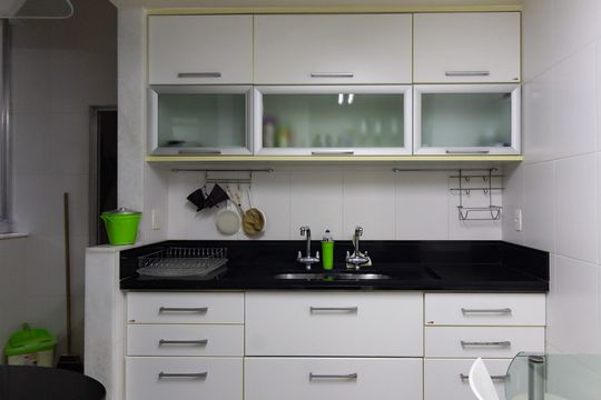 Cozinha  de apartamento à venda com 3 quartos, 100m² em Leme, Rio de Janeiro