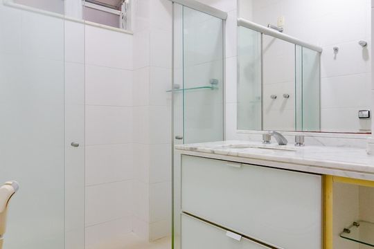 Banheiro da suíte  de apartamento à venda com 3 quartos, 100m² em Leme, Rio de Janeiro