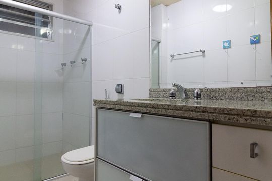 Banheiro social  de apartamento à venda com 3 quartos, 100m² em Leme, Rio de Janeiro