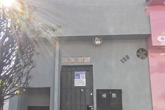 Fachada + Placa de casa para alugar com 2 quartos, 65m² em Parque dos Bancarios, São Paulo