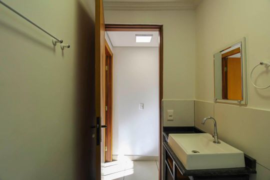 Banheiro de casa para alugar com 2 quartos, 65m² em Parque dos Bancarios, São Paulo