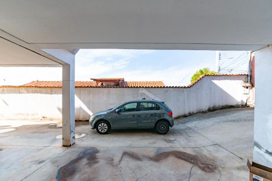 Garagem de casa para alugar com 4 quartos, 365m² em Barreiro, Belo Horizonte