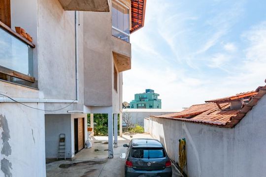 Garagem de casa para alugar com 4 quartos, 365m² em Barreiro, Belo Horizonte