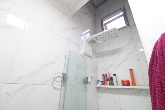 Banheiro de casa para alugar com 3 quartos, 133m² em Jardim Ubirajara, São Paulo