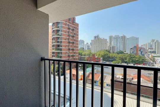 Varanda de kitnet/studio para alugar com 1 quarto, 26m² em Pinheiros, São Paulo