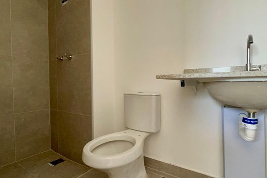 Banheiro da Suíte de kitnet/studio para alugar com 1 quarto, 26m² em Pinheiros, São Paulo