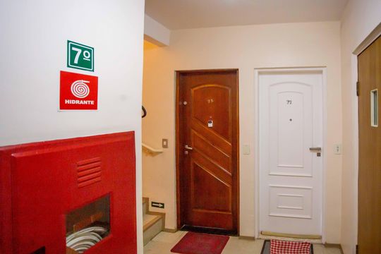 Hall de entrada de apartamento à venda com 2 quartos, 60m² em Piraporinha, Diadema