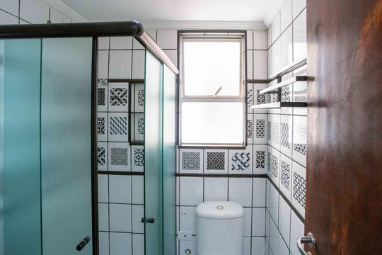 Banheiro de apartamento à venda com 2 quartos, 60m² em Piraporinha, Diadema