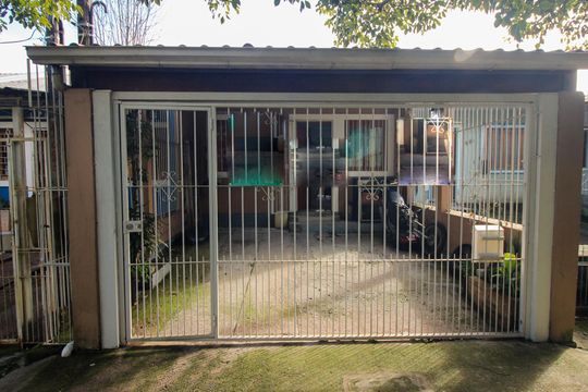 Fachada de casa à venda com 2 quartos, 44m² em Chapéu do Sol, Porto Alegre