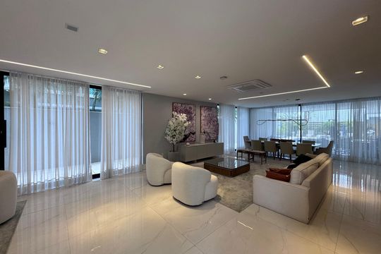 Sala de casa à venda com 5 quartos, 850m² em Barra da Tijuca, Rio de Janeiro