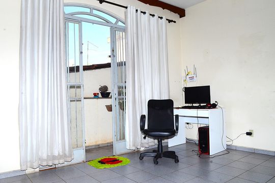 Quarto 1 de casa à venda com 3 quartos, 230m² em Goiânia, Belo Horizonte