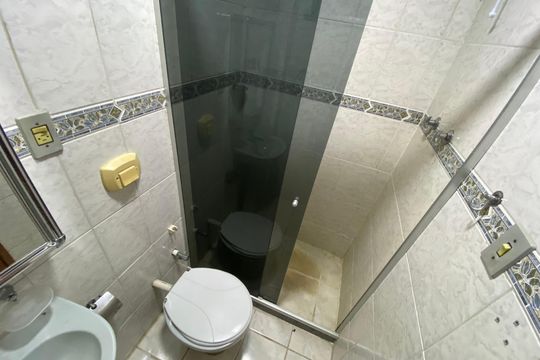 Banheiro Social de apartamento à venda com 2 quartos, 70m² em Tanque, Rio de Janeiro