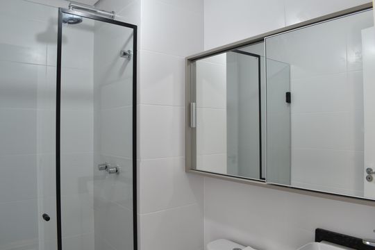 Banheiro de kitnet/studio à venda com 2 quartos, 34m² em Centro, Curitiba