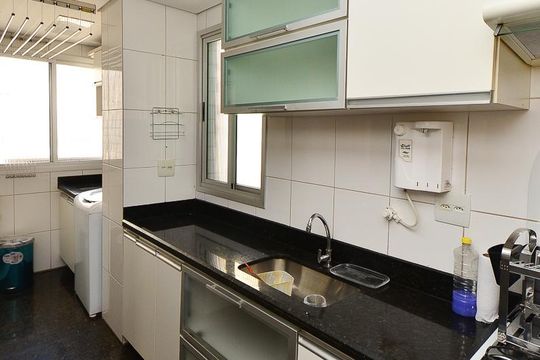 Cozinha de apartamento para alugar com 3 quartos, 90m² em Lourdes, Belo Horizonte