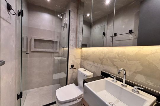 Banheiro de kitnet/studio para alugar com 1 quarto, 27m² em Indianópolis, São Paulo