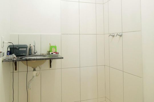 Banheiro de apartamento à venda com 2 quartos, 55m² em Morro Santana, Porto Alegre