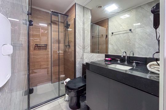Banheiro de kitnet/studio à venda com 1 quarto, 27m² em Cerqueira César, São Paulo