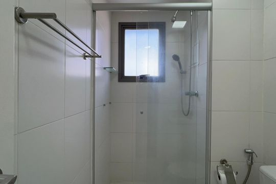 Banheiro de apartamento à venda com 2 quartos, 56m² em Vila Madalena, São Paulo