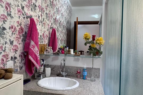 Banheiro da Suíte 1 de casa de condomínio à venda com 4 quartos, 311m² em Swiss Park, Campinas