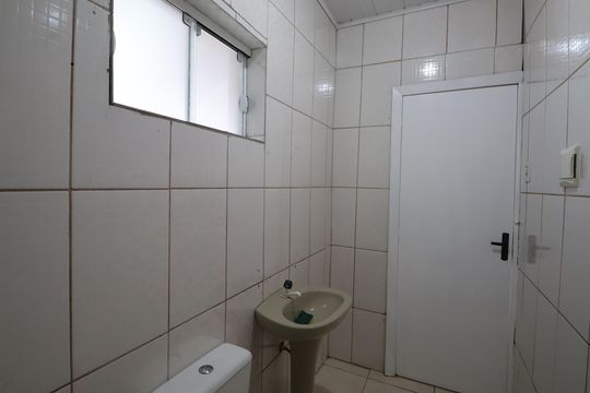 Banheiro de casa à venda com 2 quartos, 80m² em Harmonia, Canoas
