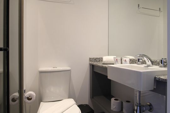 Banheiro de kitnet/studio à venda com 1 quarto, 27m² em Moema, São Paulo