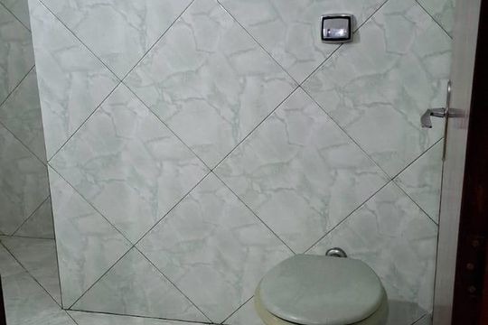 Banheiro 1 de casa para alugar com 3 quartos, 150m² em Loteamento Joao Batista Juliao, Guarujá