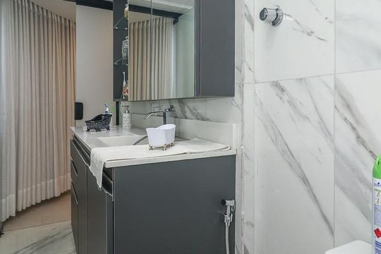 Banheiro da Suíte de apartamento à venda com 4 quartos, 228m² em Jardim Itu, Porto Alegre