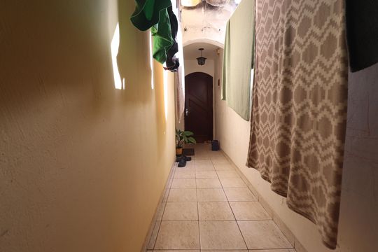 Corredor lateral de casa à venda com 2 quartos, 177m² em Jardim Progresso, Santo André