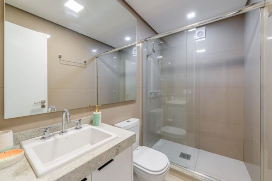 Banheiro de apartamento à venda com 1 quarto, 54m² em Petrópolis, Porto Alegre