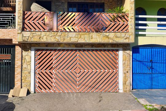 Fachada de casa à venda com 4 quartos, 151m² em São Pedro, Osasco