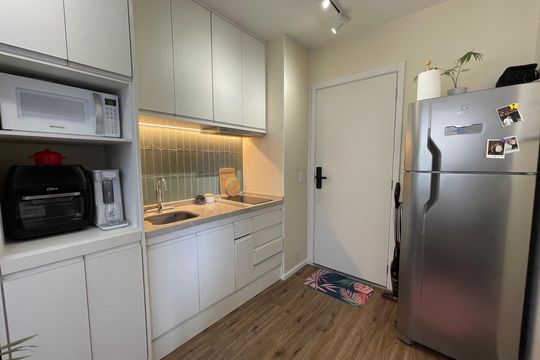 Cozinha de kitnet/studio para alugar com 1 quarto, 24m² em Butantã, São Paulo