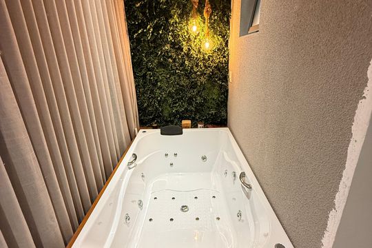 Banheira Quarto 1 de apartamento para alugar com 2 quartos, 110m² em Cambuí, Campinas