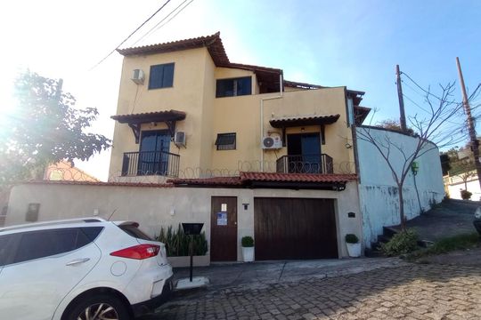 Fachada de casa à venda com 3 quartos, 135m² em Taquara, Rio de Janeiro