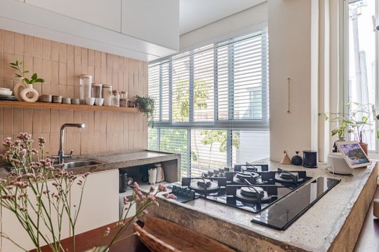 Cozinha de apartamento para alugar com 1 quarto, 70m² em Pinheiros, São Paulo