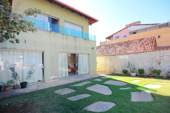 Quintal de casa para alugar com 5 quartos, 357m² em Esplanada, Belo Horizonte