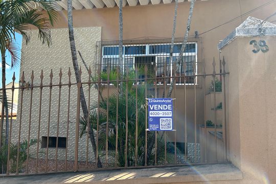 Fachada + plaquinha de casa à venda com 7 quartos, 347m² em Méier, Rio de Janeiro