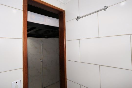 Banheiro de kitnet/studio para alugar com 1 quarto, 15m² em Santa Efigênia, Belo Horizonte