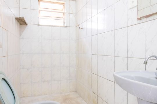 Banheiro de casa para alugar com 1 quarto, 40m² em Santo Antônio, Osasco
