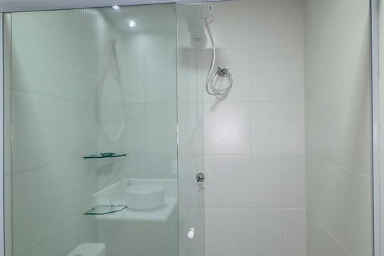 Banheiro de kitnet/studio para alugar com 1 quarto, 26m² em Jardim das Acacias, São Paulo