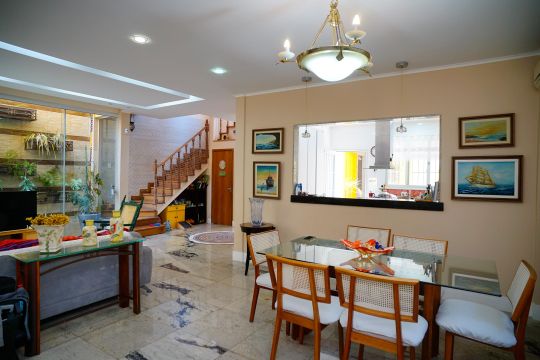 Casa para alugar com 4 quartos, 400m² em Santa Rosa, Niterói