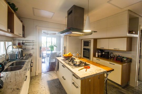 Cozinha de casa de condomínio à venda com 5 quartos, 480m² em Tamboré, Santana de Parnaíba