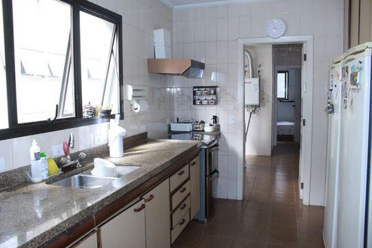 Cozinha de apartamento para alugar com 2 quartos, 240m² em Higienópolis, São Paulo