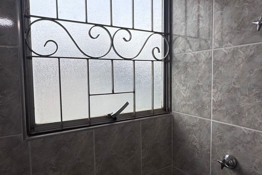 Banheiro de apartamento à venda com 2 quartos, 61m² em Vila Satúrnia, Campinas