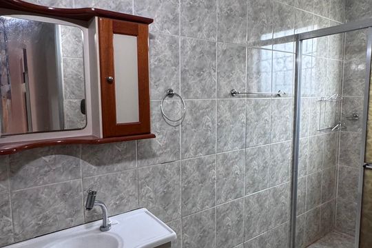 Banheiro de apartamento à venda com 2 quartos, 61m² em Vila Satúrnia, Campinas