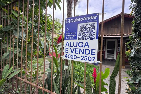 Plaquinha Quinto Andar de casa de condomínio à venda com 3 quartos, 658m² em Vargem Grande, Rio de Janeiro