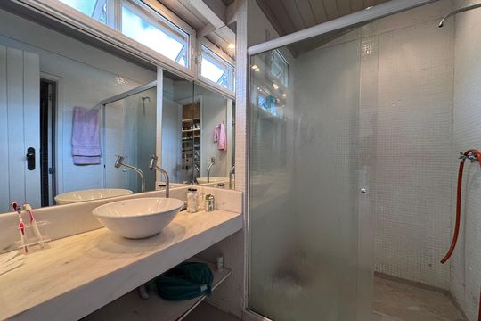 Suíte 3 - Banheiro de casa de condomínio à venda com 3 quartos, 658m² em Vargem Grande, Rio de Janeiro
