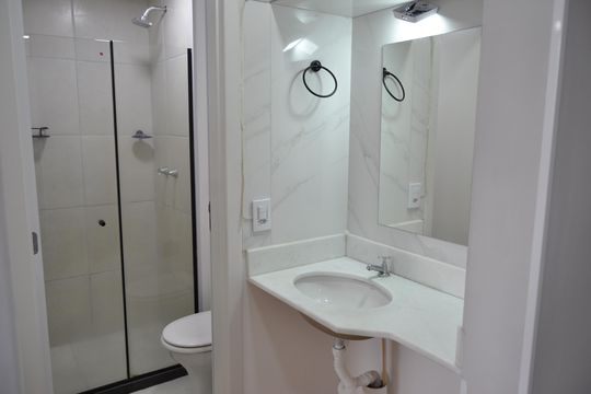 Banheiro de apartamento à venda com 1 quarto, 33m² em Riachuelo, Rio de Janeiro